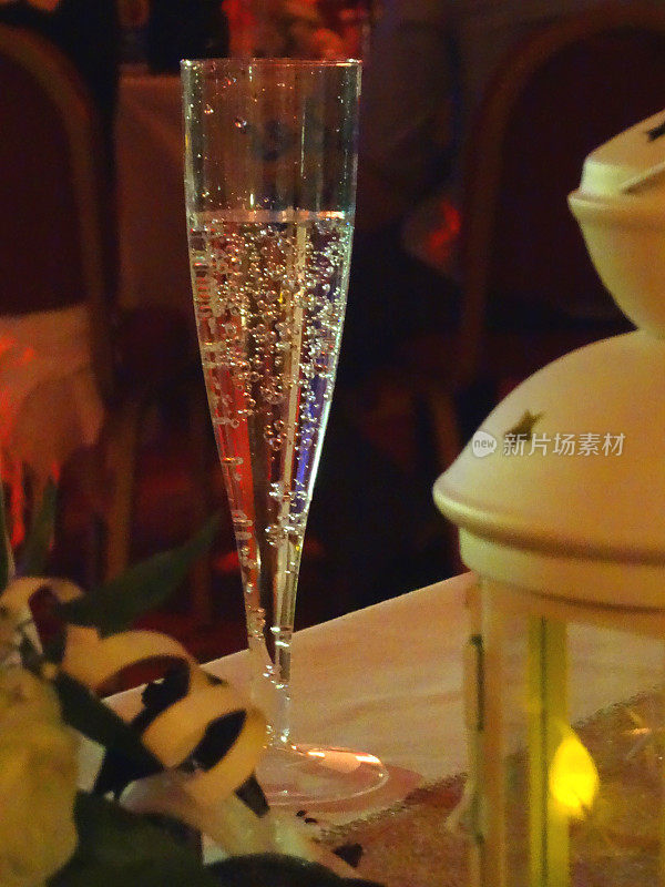 气泡酒的形象在玻璃杯/香槟长笛，金属灯笼